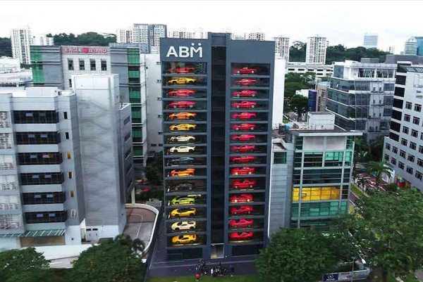 В Сингапуре появился гигантский автомат по продаже спорткаров