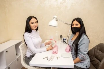 Где искать качественные столики: интернет-магазины и салоны